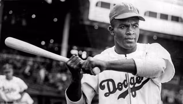 En 1997, 50 años después del debut de Jackie Robinson, la MLB retiró el número 42 en su honor