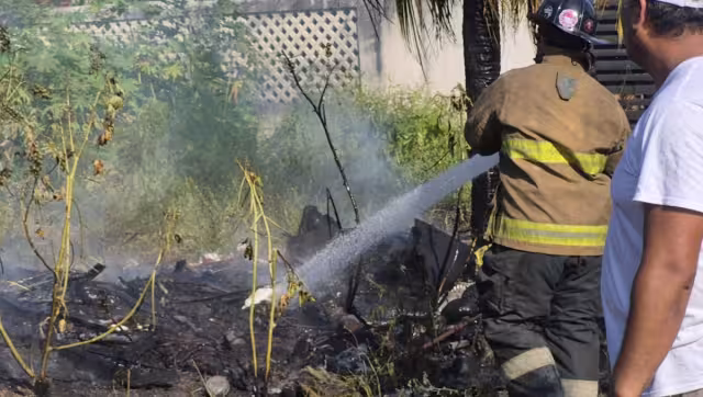 Cuerpos de emergencia asisten a sofocar un incendio en Playa Norte.