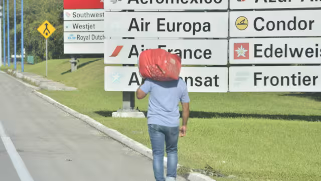 
A fin de economizar, caminó desde la Central de Abastos para llegar al AIC, pero no pudo comprar su boleto de avión, ya que le pedían su INE.
