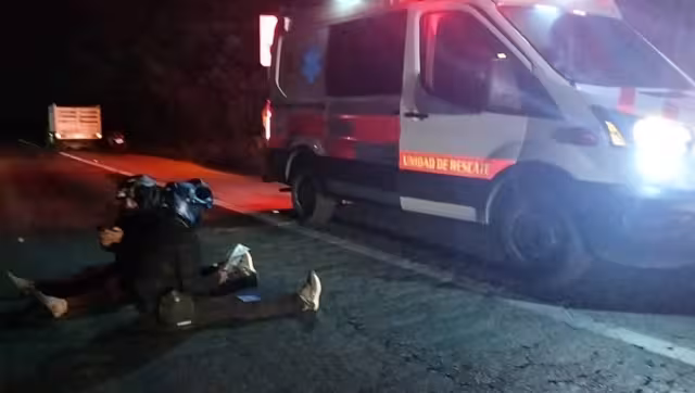 También arribó una ambulancia de esa corporación estatal, quienes proporcionaron los primeros auxilios a los motoristas