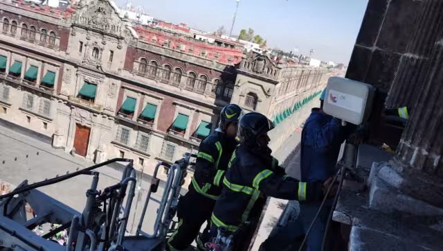 Elementos del Heroico Cuerpo de Bombreros de la Ciudad de México lograron poner a salvo a un hombre que amenazaba con suicidarse desde lo alto del del Edificio de Gobierno de la CDMX