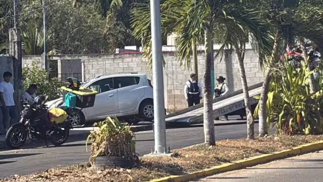 Auto termina dentro de una vivienda tras chocar con un motociclista