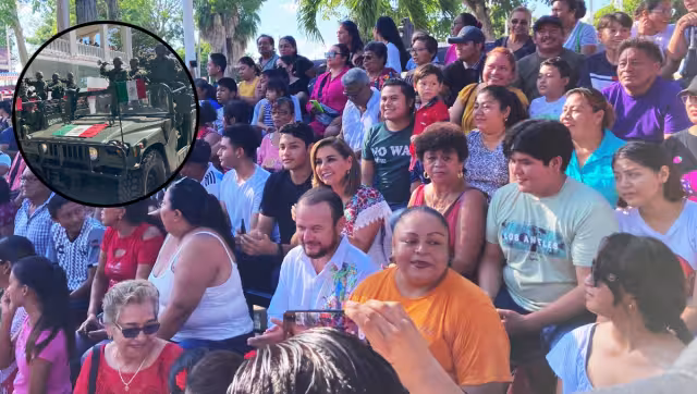 La Gobernadora decidió ver el desfile desde las gradas en los bajos del Palacio de Gobierno