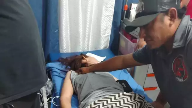 Auxilian a mujer a punto de perecer por ataques de convulsiones en UCUM, los servicios médicos de Chetumal tardaron casi una hora en llegar