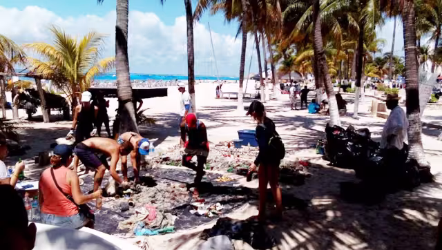 En las últimas campañas de limpieza del lecho marino, junto a los muelles del recinto portuario, los voluntarios han recolectado una gran diversidad de desechos.