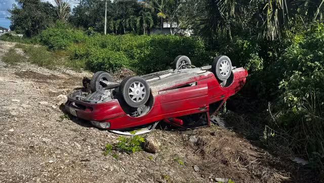 Dejaron abandonada la unidad accidentada, antes que llegara la Guardia Nacional; testigos lamentaron el actuar de los responsables de la vigilancia del poblado.