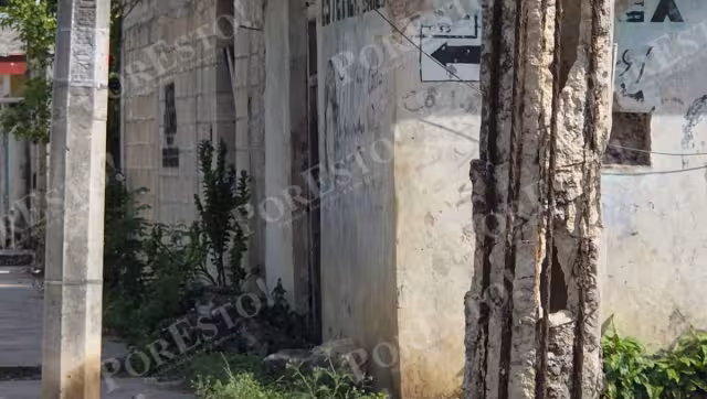 Denuncian poste obsoleto y fallas eléctricas en colonia Chen Pec, Champotón