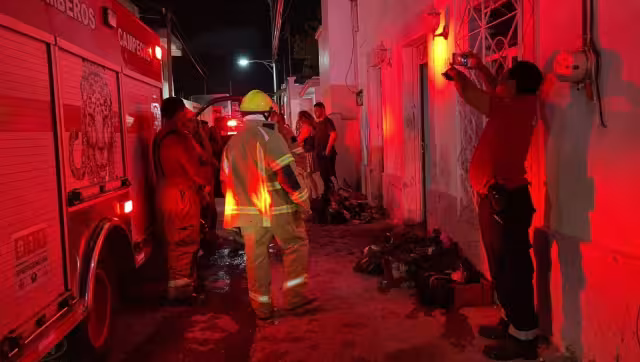 La abuelita terminó intoxicada cuando intentaba sofocar las llamas y rescatar a sus perritos