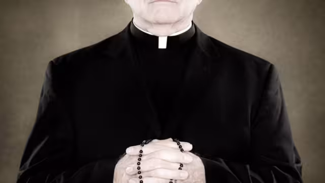 Este falso cura pide dinero a cambio de bendecir los negocios