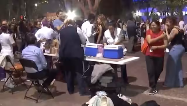 Vacuna nocturna contra sarampión genera largas filas en la CDMX.