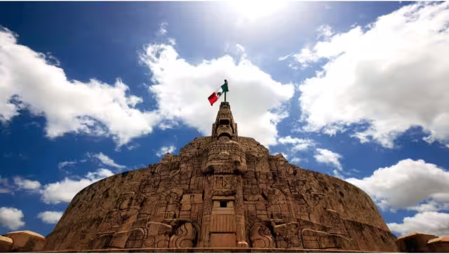 En el reportaje se menciona al Paseo de Montejo como uno de los mejores lugares de Mérida