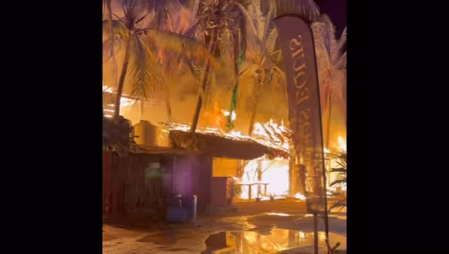 Elementos de Bomberos y Protección Civil de Puerto Escondido trabajaron durante varias horas para contener el incendio