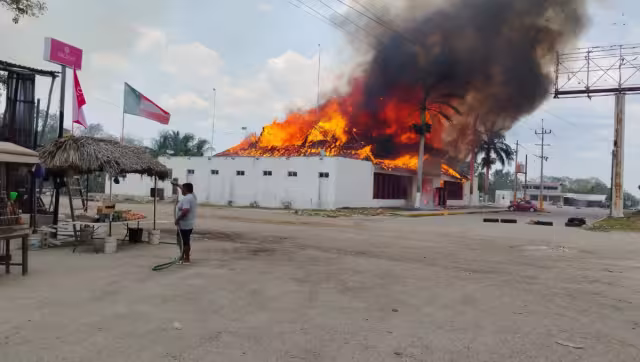 Debido al humo denso en la zona se optó por cerra la vía
