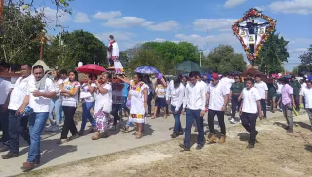 Habitantes de Chocholá cargan al Cristo de amor