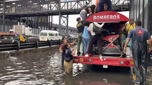 Ante lluvias intensas, las autoridades recomiendan evitar cruzar calles inundadas, no resguardarse bajo árboles, postes o espectaculares