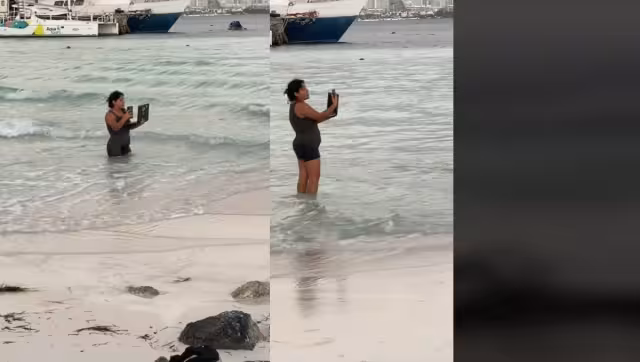 Se ve a la mujer contestando llamadas mientras está dentro del mar