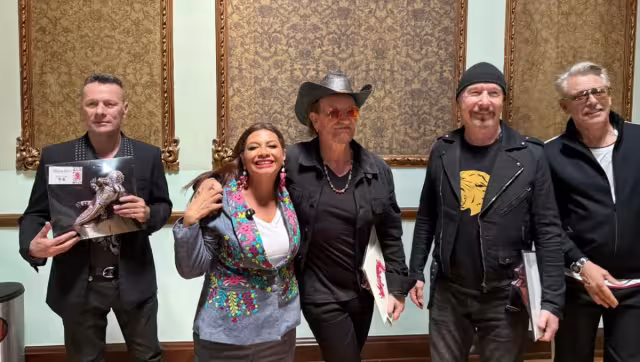 Clara Brugada invita a U2 a dar concierto en el Zócalo de la CDMX.