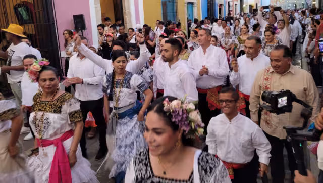 Los campechanos desfilan portando sus trajes tradicionales
