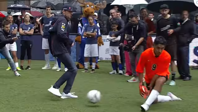 Max mostró sus dotes de futbolista. Foto: Especial