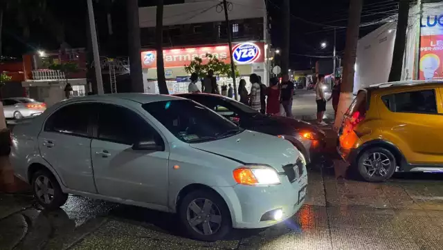 Carambola entre tres vehículos genera caos vial en la colonia Morelos