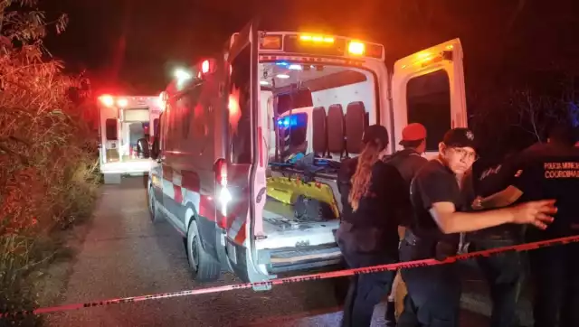 Volcadura de camioneta con trabajadores deja un herido en estado crítico