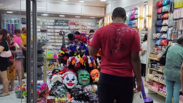 Comerciantes indicaron que la gente gasta más de lo que tenía previsto en estas ocasiones; en la zona turística, muchos empleados se visten para la ocasión