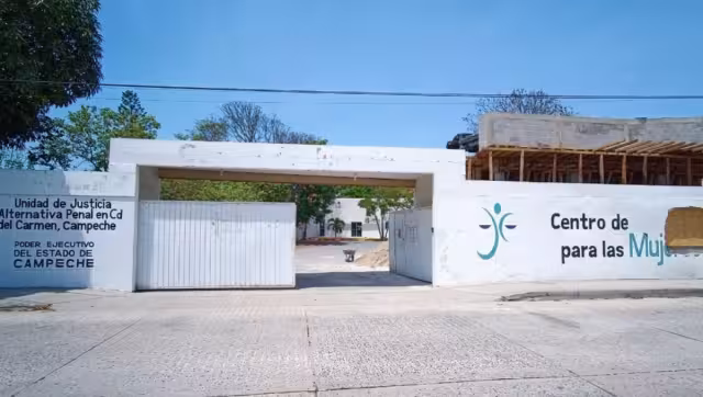 Cuando los agentes se presentaron a atender la llamada de auxilio que recibieron, el inculpado reaccionó con agresividad