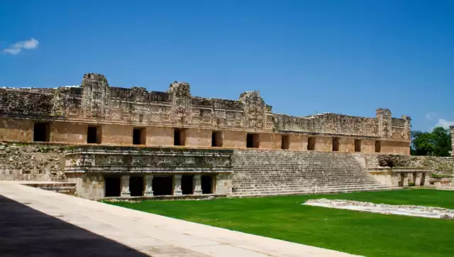 Uxmal, conocida como la "Tres veces construida", es un símbolo de la grandeza cultural e histórica de la región