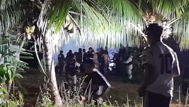 Los pandilleros destrozaron la motocicleta en la que viajaba la pareja