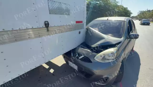 Auto compacto choca contra camión de carga en la Héroe de Nacozari