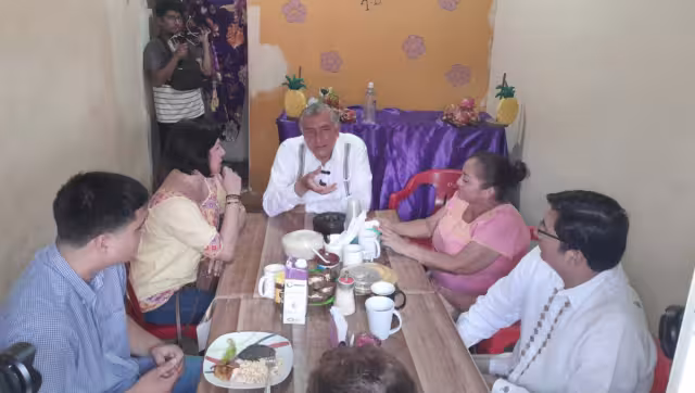 Adán Augusto López llegó acompañado de su esposa