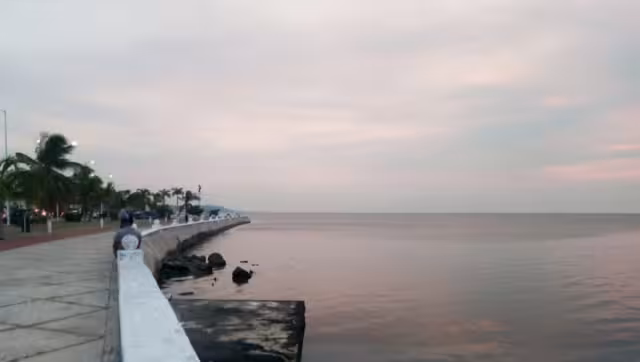 Turistas nacionales y extranjeros llegan al malecón para ver el atardecer