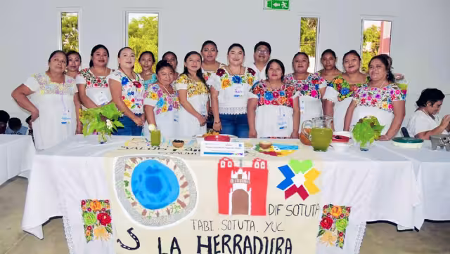 Las mujeres destacaron en la competencia al portar hipiles y explicar un poco más sobre las propiedades de los alimentos