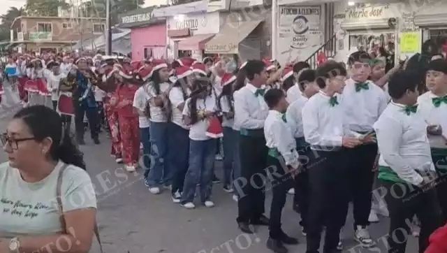 Sabancuy vive desfile navideño previo a las vacaciones escolares