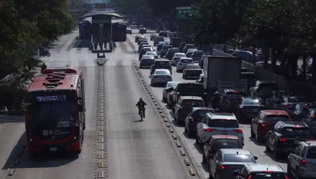 El objetivo del programa Hoy No Circula, es reducir la contaminación atmosférica limitando la circulación de vehículos según el último dígito de su placa