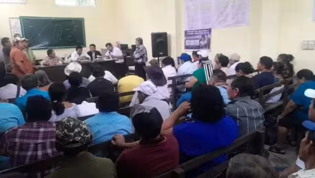 Hombres de campo quemaron simbólicamente un acta que había sido elaborado de manera fraudulenta y amañada para despojarlos de sus tierras