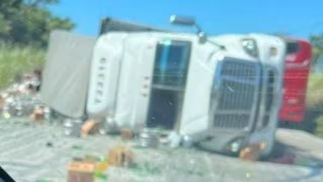 El tráiler quedó volcado, donde su conductor resultó ileso