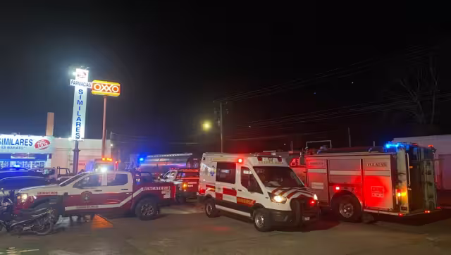 Autoridades controlan incendio en taller de herrería en Mérida.