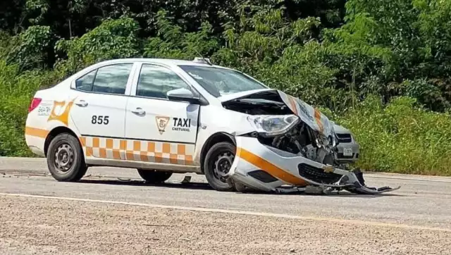 Cuantiosos daños deja percance entre automóvil particular y taxi del Suchaa en aduana Santa Elena