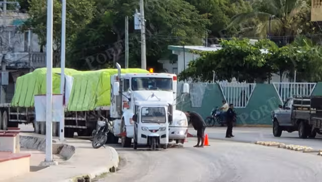 Un tráiler que transportaba material de construcción sufrió la explosión de un neumático mientras circulaba por la avenida Revolución en el malecón de Champotón.