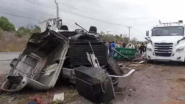 El tráiler quedó en pérdida total tras el choque contra la señal de tránsito