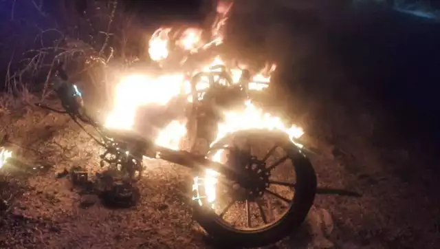 Deja una moto calcinada, una supuesta riña entre dos habitantes de la colonia Centro