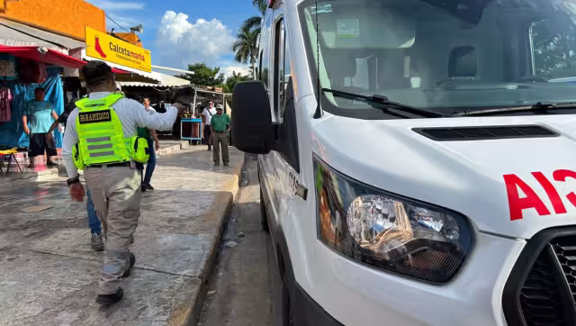 La mujer fue auxiliada por paramédicos de la Secretaría de Salud