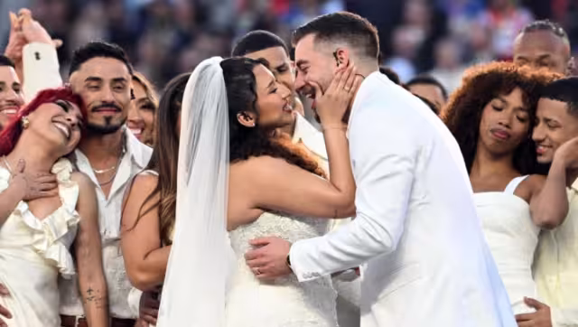 Pareja que se casó en el show del medio tiempo del Super Bowl le agradeció a Bad Bunny