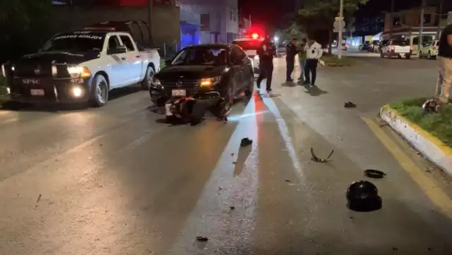 Joven motociclista resultó sin heridas luego de un choque frontal en la avenida Lázaro Cárdenas