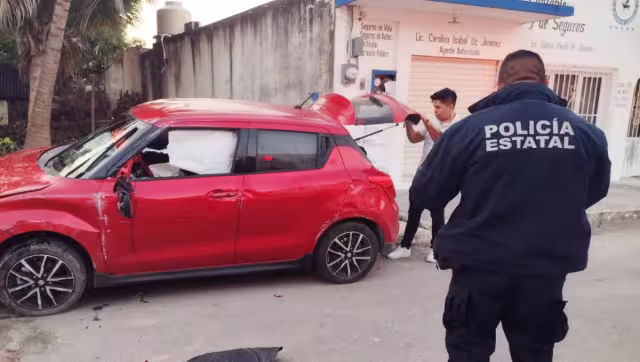Los primeros en actuar, fueron los vecinos, quienes se encargaron de extraer al conductor de la unidad