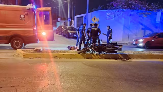 El joven fue trasladado al hospital tras derrapar con su unidad en una de las avenidas del fraccionamiento Mulsay
