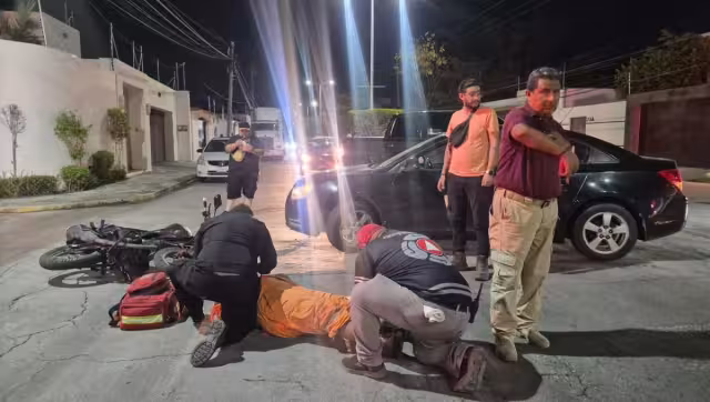 El motociclista terminó tendido sobre el pavimento tras ser impactado.