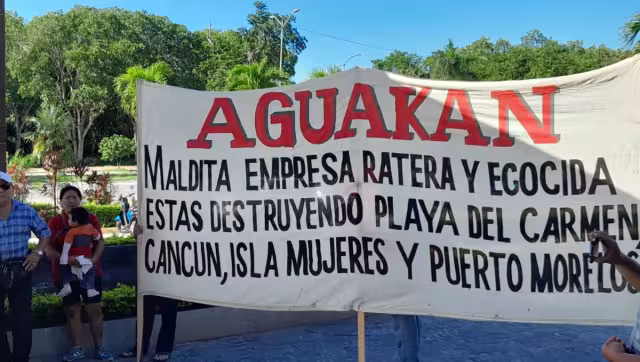 En el estacionamiento de plaza las Américas iniciaron su marcha rumbo a las oficinas de  Aguakan