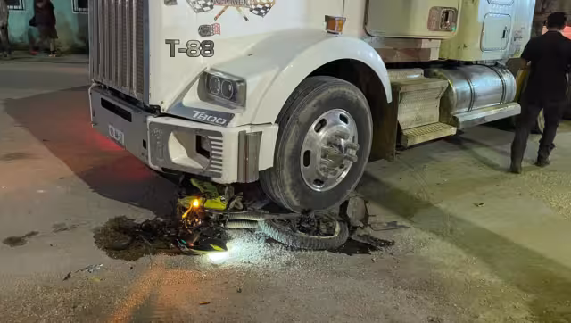 La motociclista se tuvo que aventar de su vehículo al ver la situación que se avecinaba.